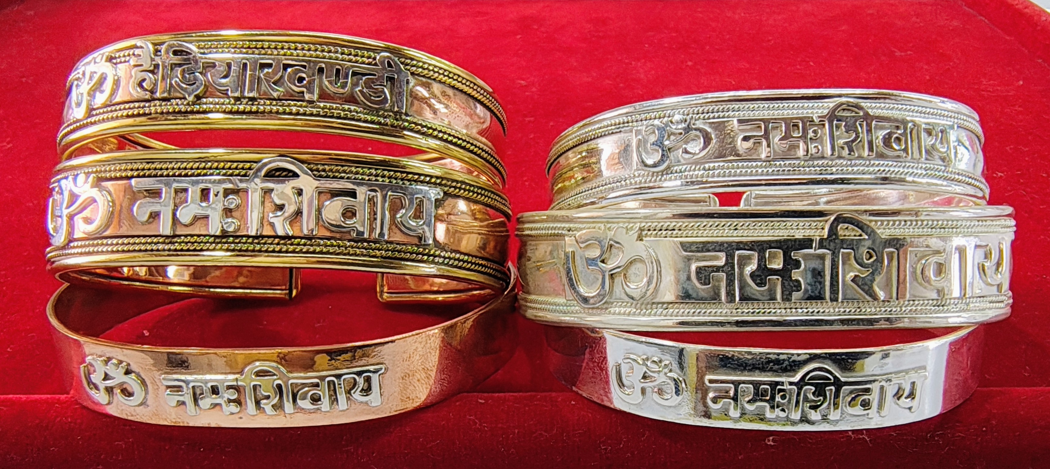 Bracelets (Kada)